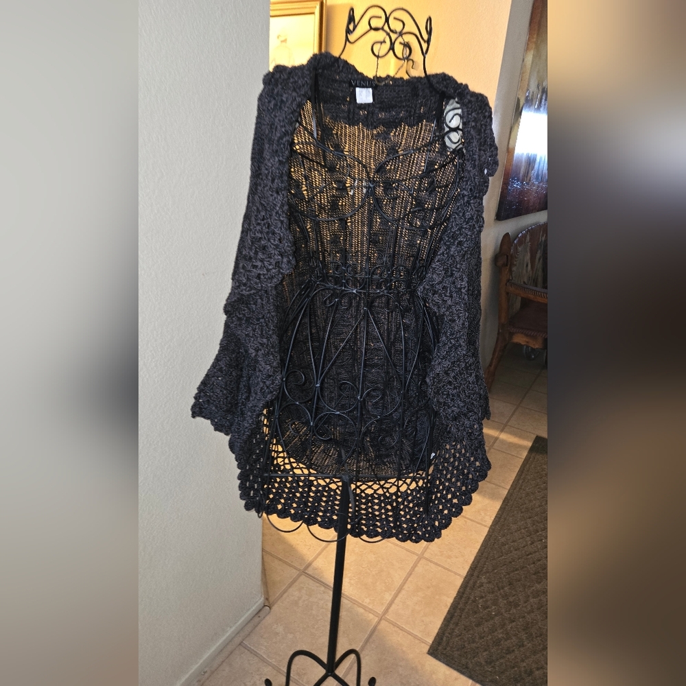 Beautiful Wrap, Scalloped Edges, Rounded Bottom. Sz S.